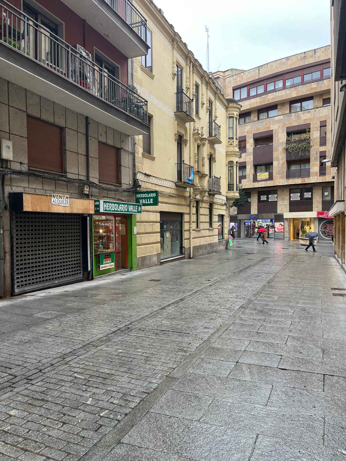 LOCAL JUNTO CALLE TORO