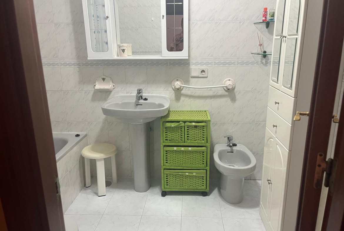 PISO EN ALQUIILER SALAS BAJAS