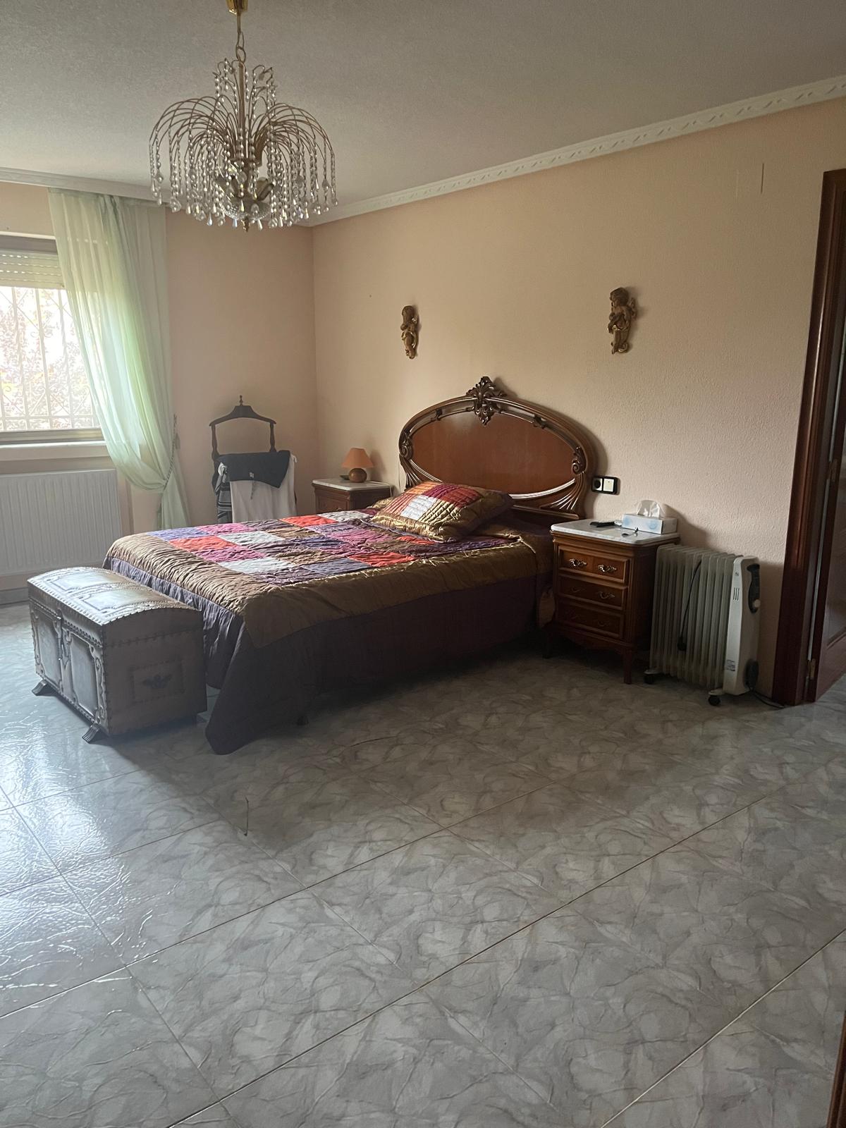 5e05ade2-7bf8-4dc4-b30a-dc82f6320014 Chalet en Urbanizacion los Almendros ( Villamayor)