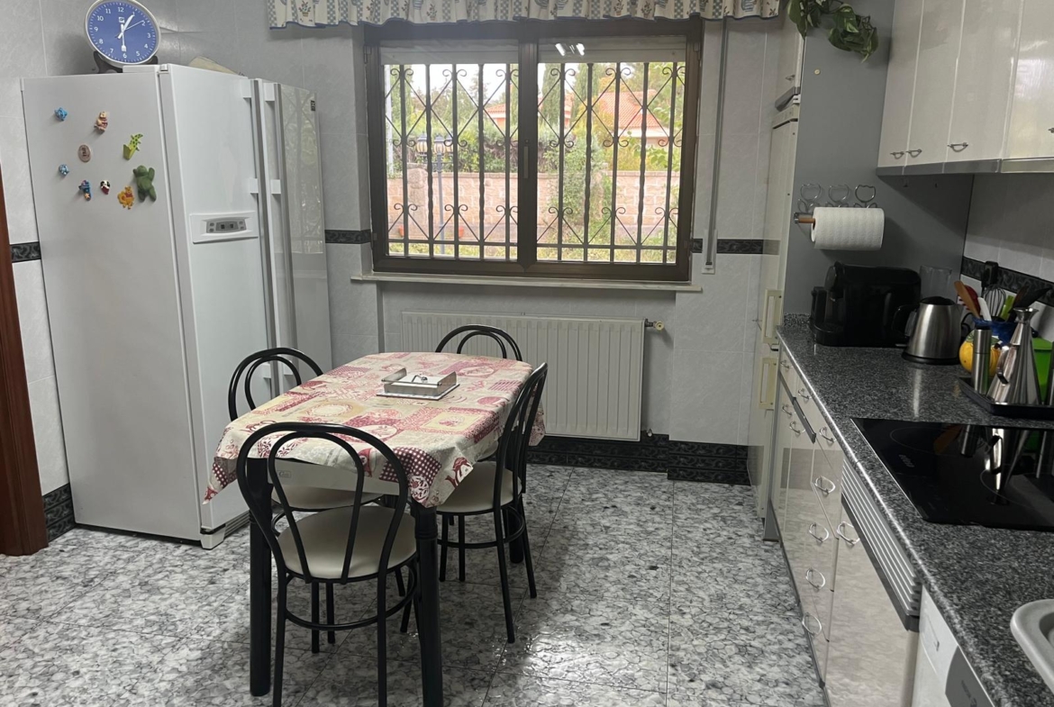 Chalet en Urbanizacion los Almendros ( Villamayor)