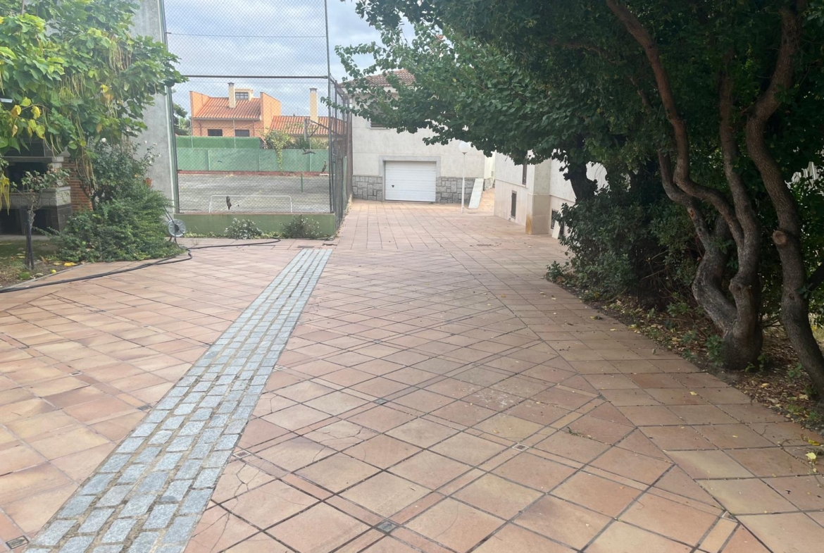 Chalet en Urbanizacion los Almendros ( Villamayor)