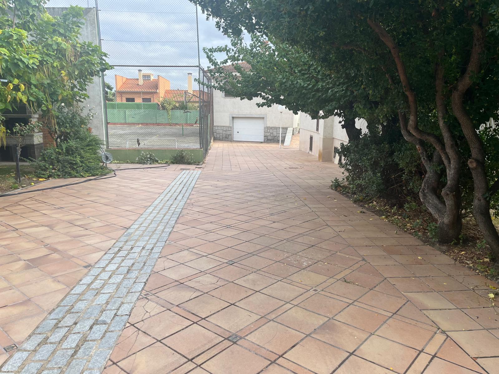 855d74c9-af10-41bb-bafc-9e2aa043e5f5 Chalet en Urbanizacion los Almendros ( Villamayor)