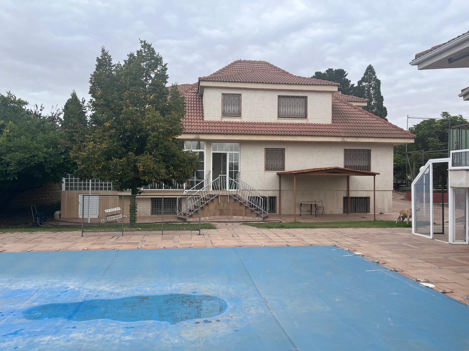 ce8ffe2c-5f7d-43f5-a55b-67bbcd2d35ca Chalet en Urbanizacion los Almendros ( Villamayor)
