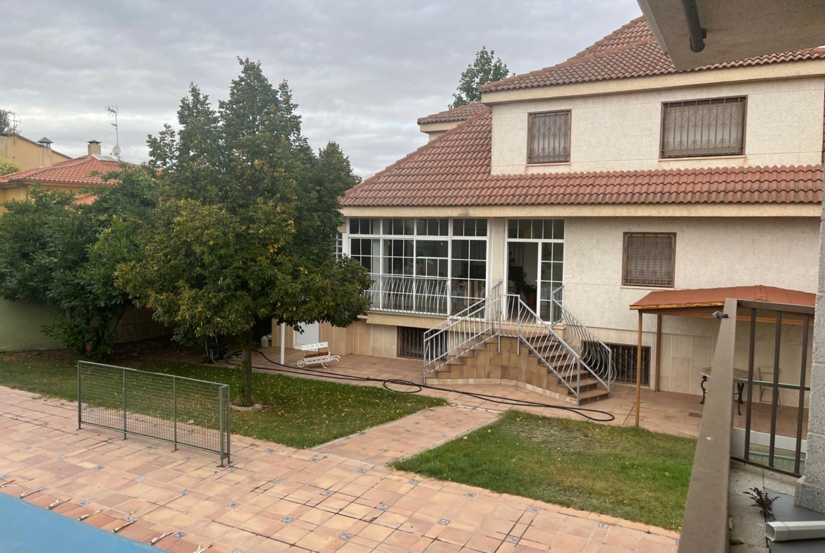 Chalet en Urbanizacion los Almendros ( Villamayor)